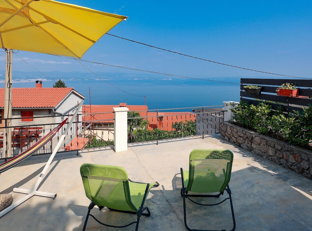 Sunny Holiday Home With Terrace