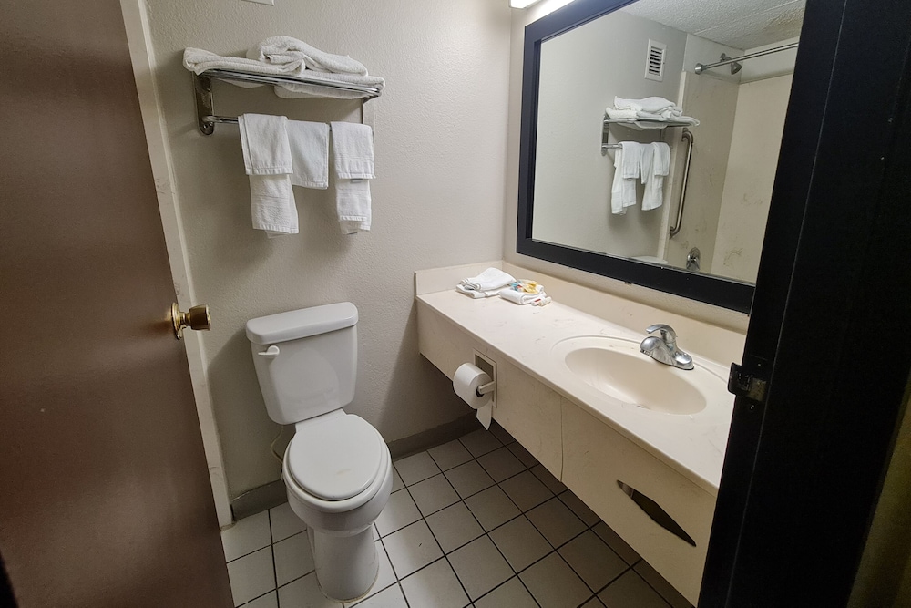 Bloomington Vacations - Bloomington Inn I-55 and I-74 - Property Image 7