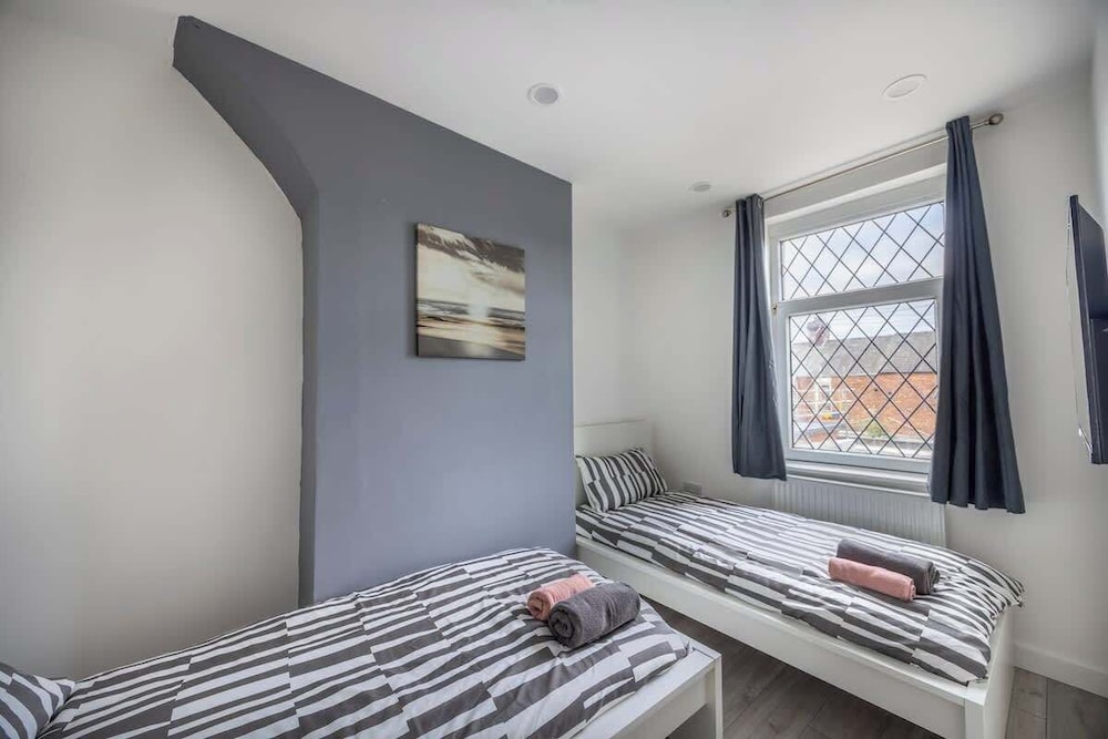 3bedroom 2 Bathroom House-free Parking 5 Beds