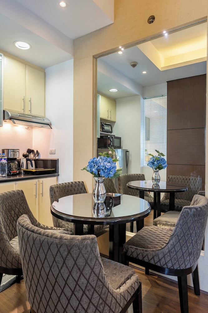 Luxurious Studio in Mckinley Hill With City View