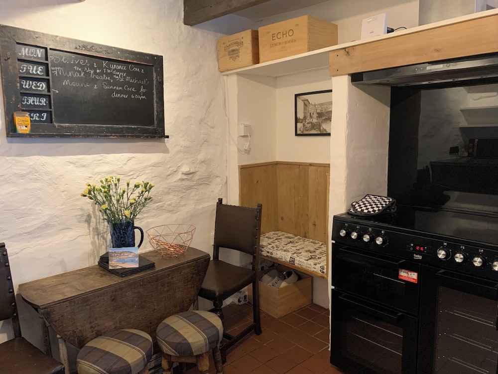 Cottage - Sleeps 4 - Fireplace - Internet