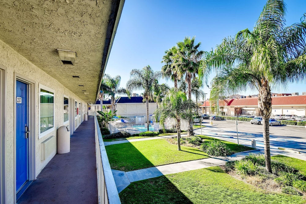 Motel 6 Riverside, CA - South