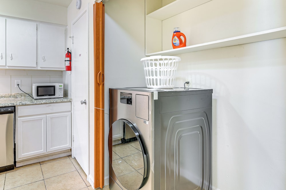 2 Mi to Chinatown: Pet-friendly Houston Home