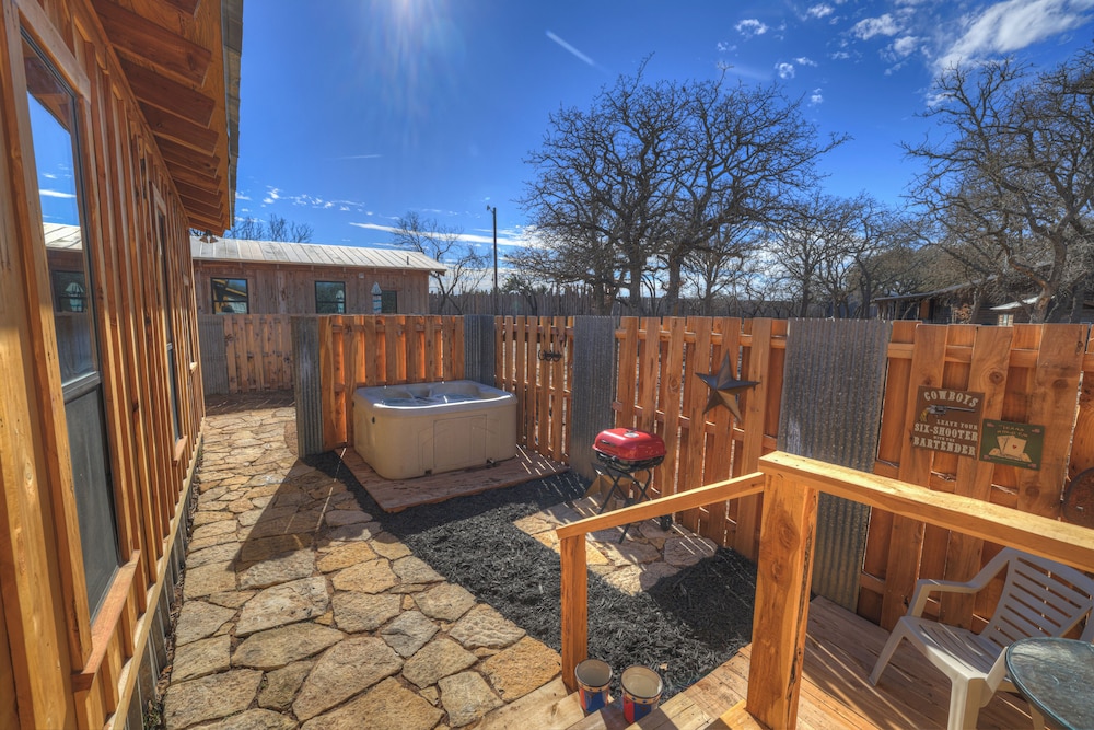 Texas Sawmill Cabin W/hot-tub, Pet-friendly, Minutes to Downtown!