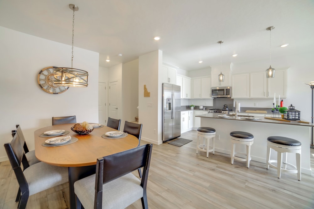 Pool, Park & Peace: 'skyview Landing' in Eagle!