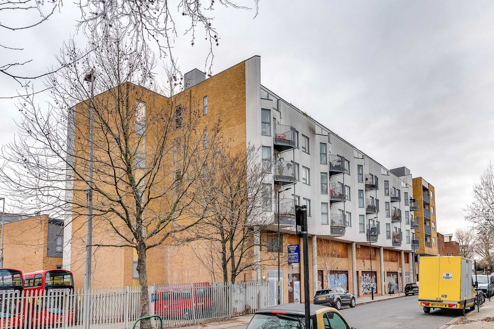 Spacious Modern Camberwell Apartment
