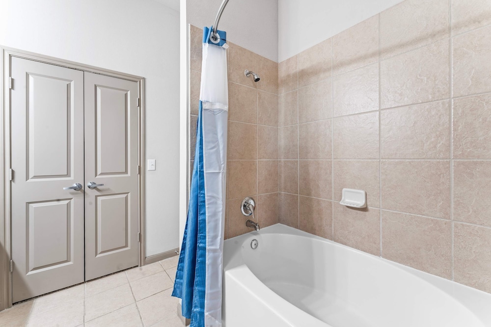 Homey 2BR Suite Close to Downtown w Fast Wifi