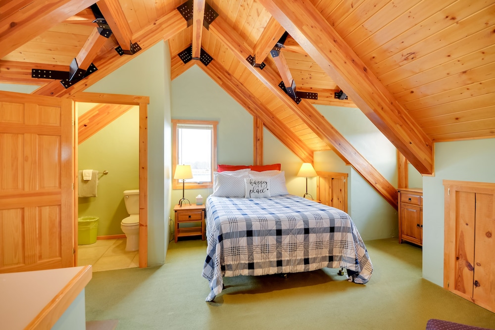 'off The Beaten Path' Cabin w/ Mtn Views & Hot Tub view 4
