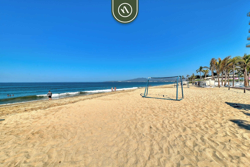 Beachfront 3BR Condo - Pool - Beach Club