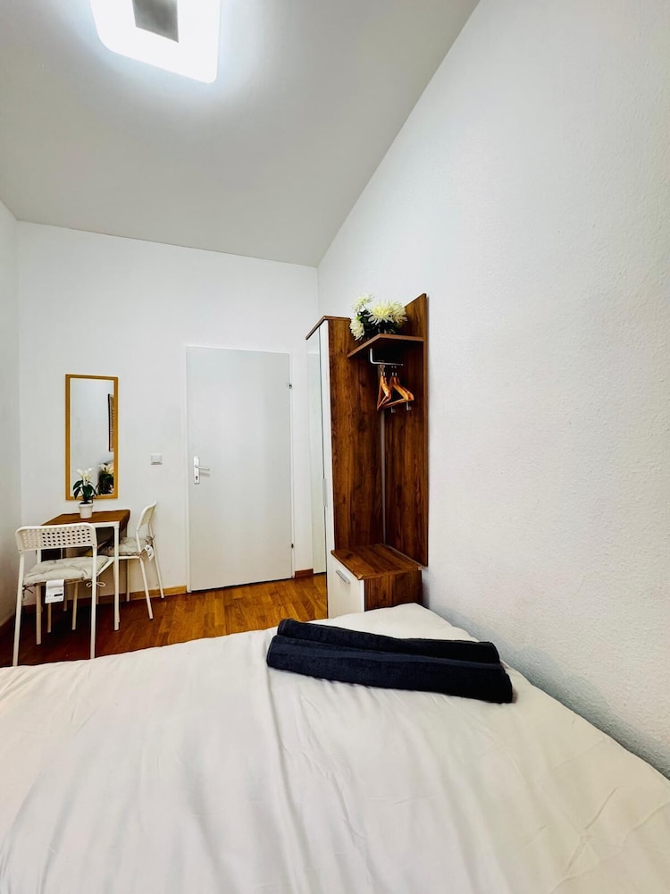 Comfy 4BR 10 Min Transport to Stadthalle
