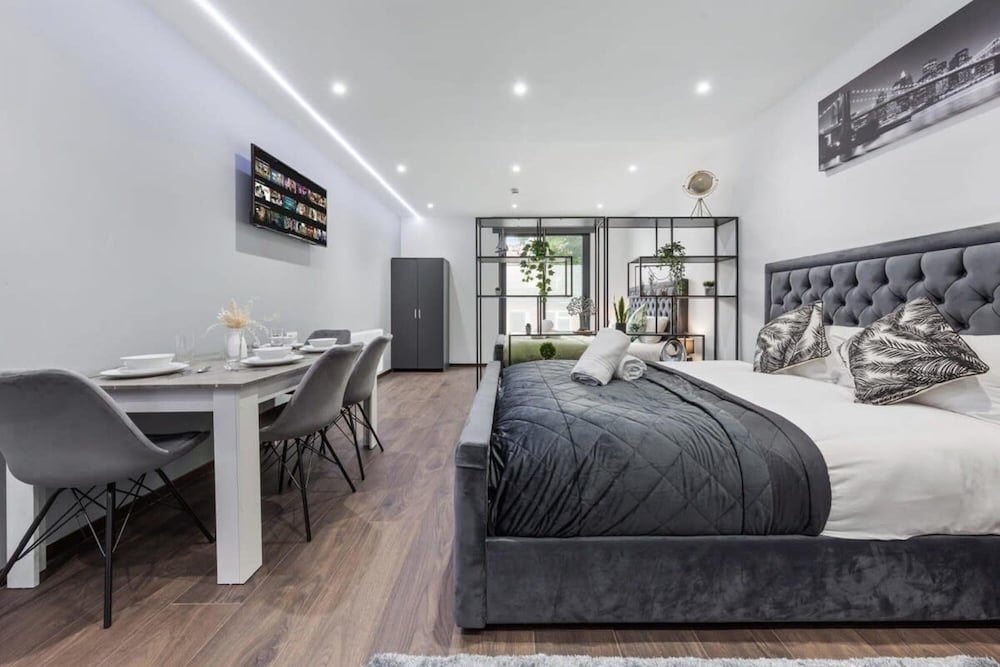 Huge Cosy Studio Family Sleeps 4 North West London