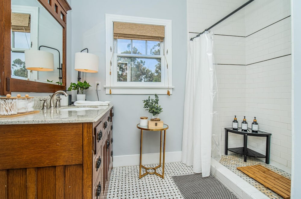 Spacious 5 BR Near Heart of South Park