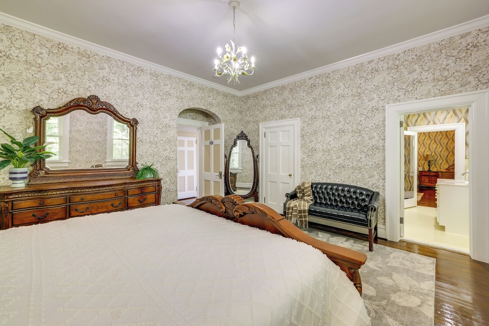 Home on Sprawling Estate, 6 Mi to Dtwn Spartanburg