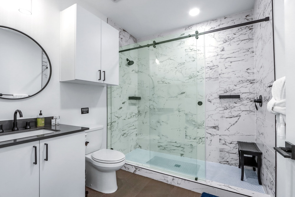 Chic Condo Minutes to Downtown, Gruene, & More