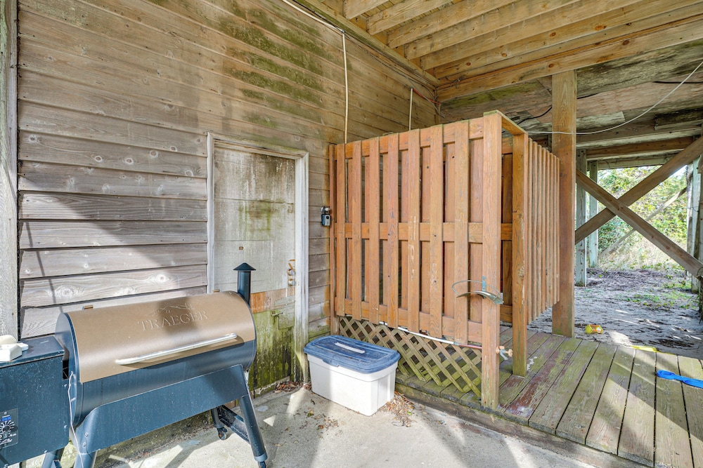 Rooftop Deck & Hot Tub: Outer Banks Family Getaway