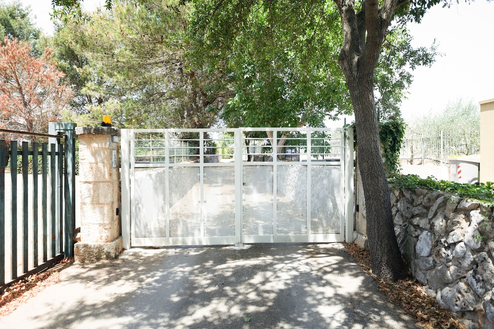 Trulli La Ghianda with garden & parking view 3