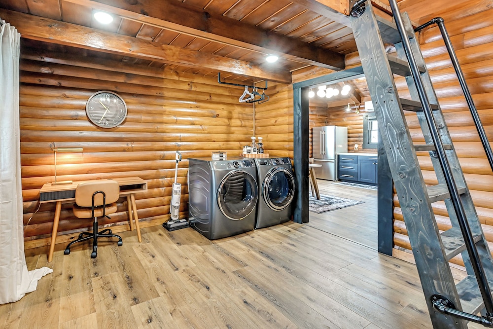 Peaceful Cabin w/ Hot Tub in Dundee: Dogs Welcome