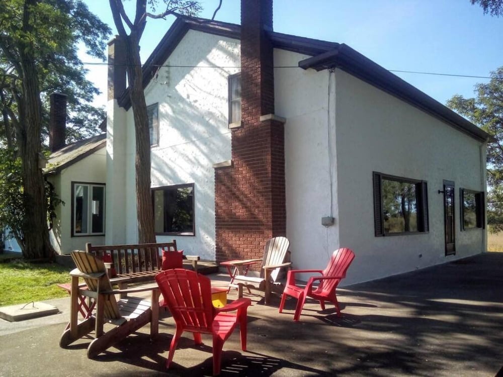 Farmhouse PEC - Centrally Located in PEC