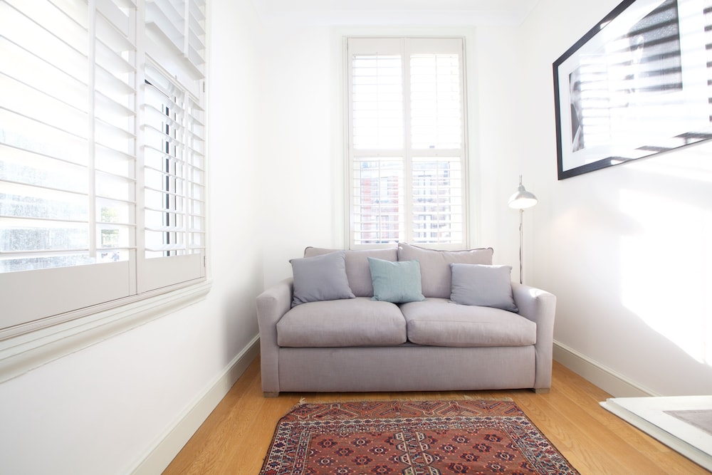 JOIVY English Retro 2BR Apt Near Battersea Park