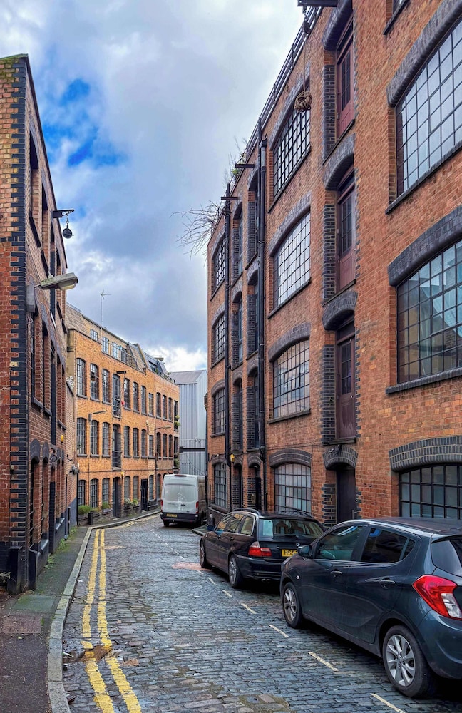 Characterful Double Bedroom in a Converted Warehouse Shoreditch