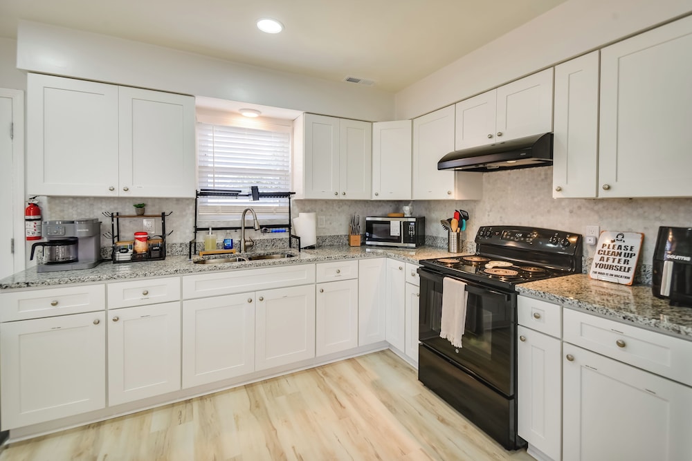 Stay By the Beach! Norfolk Duplex Half-mi to Ocean