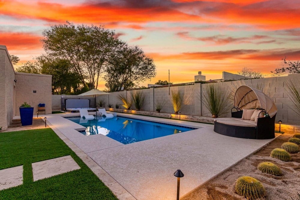 Executive Retreat Pool Spa AZ Canal Trail BBQ