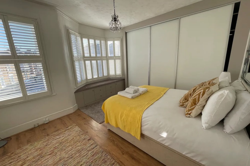 Charming and Serene 2 Bedroom Flat - Sands End
