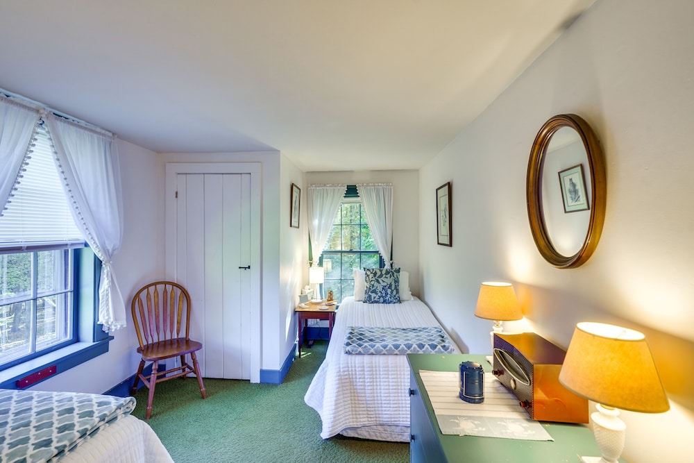 Tranquil 3 BR Stockbridge House w/ Private Deck!