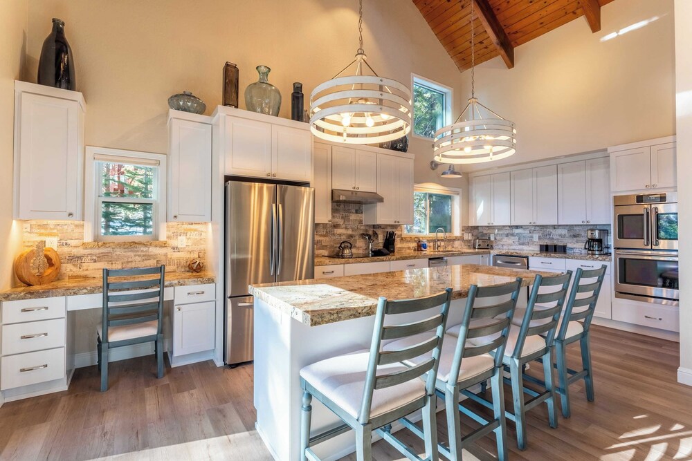Views + Mins to Skiing, Lake, & Incline Village Incline Serenity by Avantstay