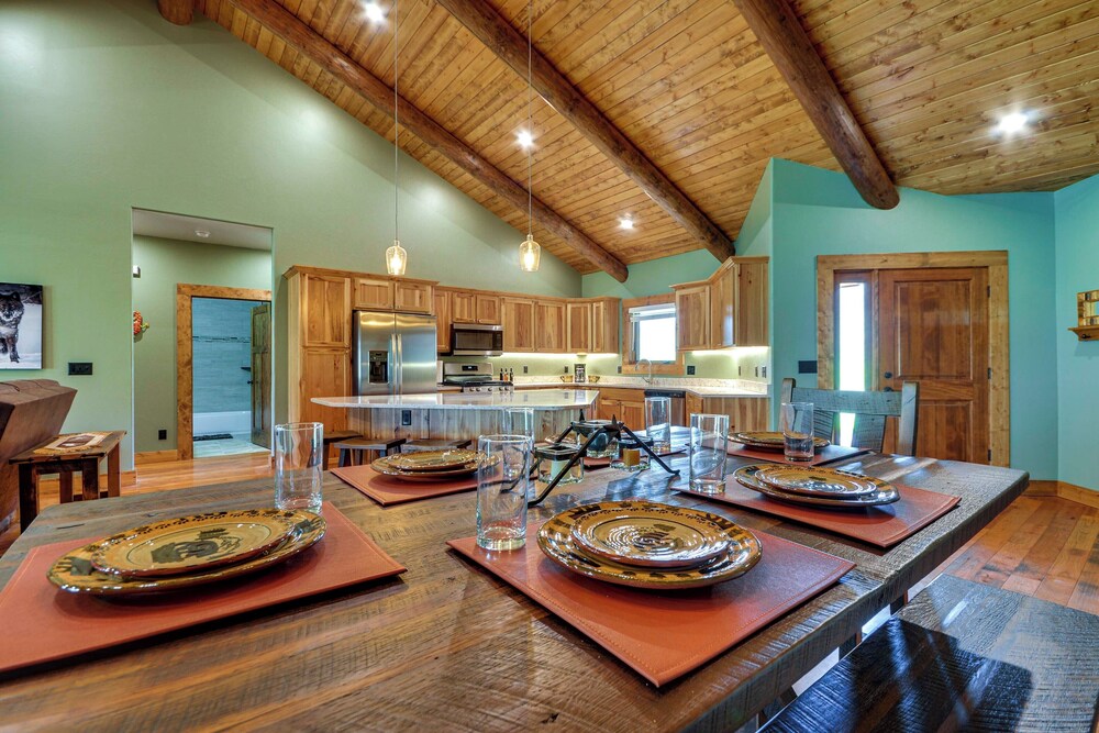 Spacious Cody Townhome: Private River Access!