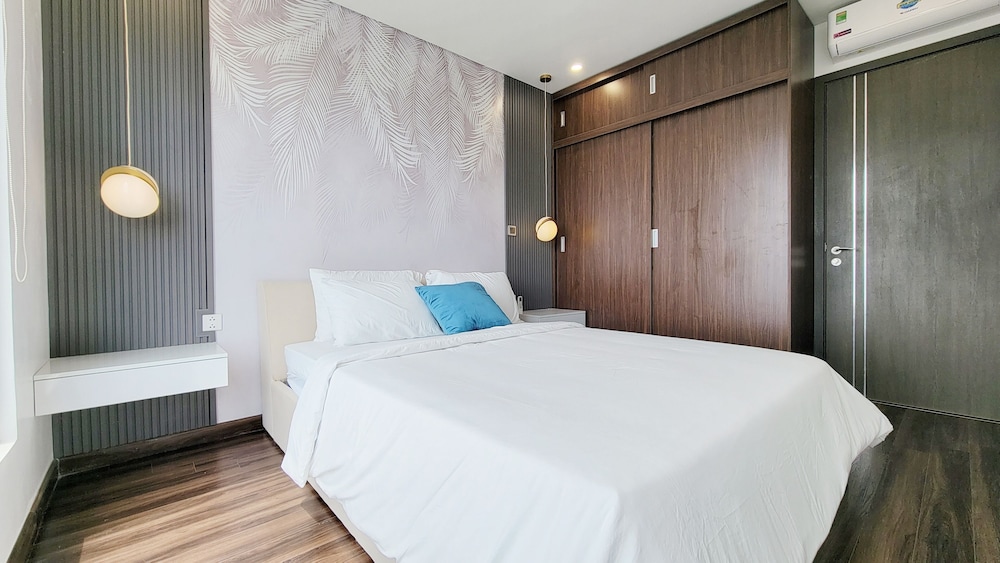 Modern Condo steps from Vincom Plaza view 4