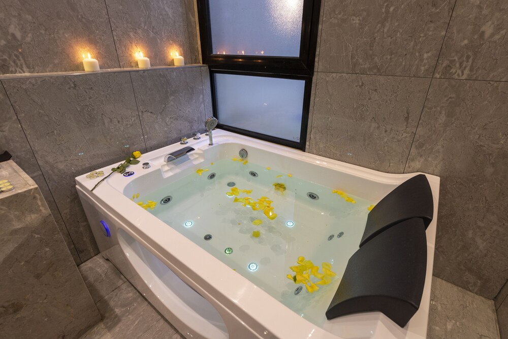 Arayik Resorts