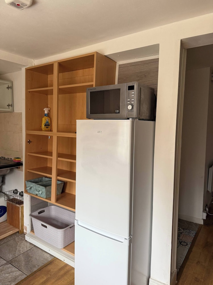 Serene Uxbridge Retreat With Central Heating & Free Parking