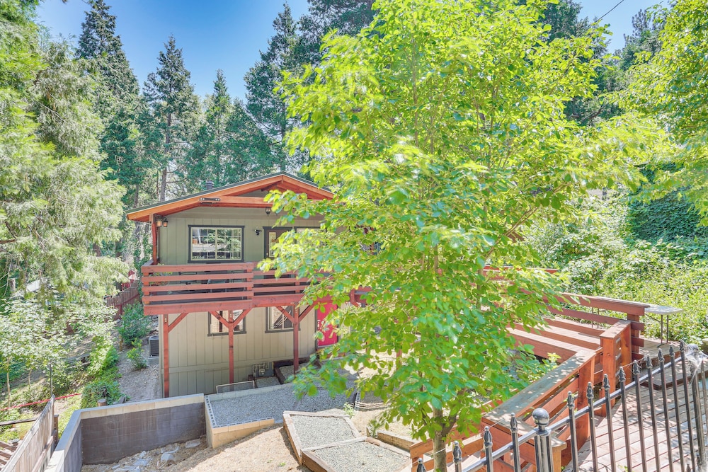 1 Mi to Lake: Crestline Cabin w/ Deck + Gas Grill!