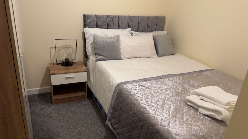 Modern Apt - City Views - Parking - Sleeps 3