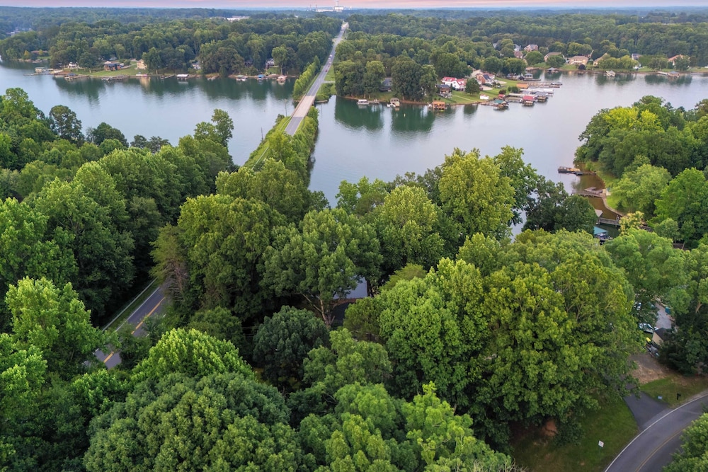 Lake Days by Avantstay Hot Tub + Firepit + Game Room & Private Dock Access