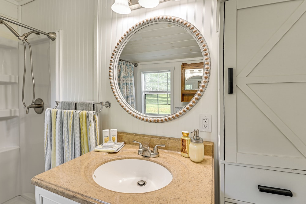 14 Mi to Kentucky Horse Park: Creekside Cabin