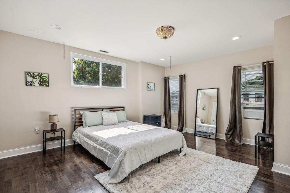 Elegant 5br Townhome In Prime Location 5 Bedroom Townhouse by RedAwning view 4