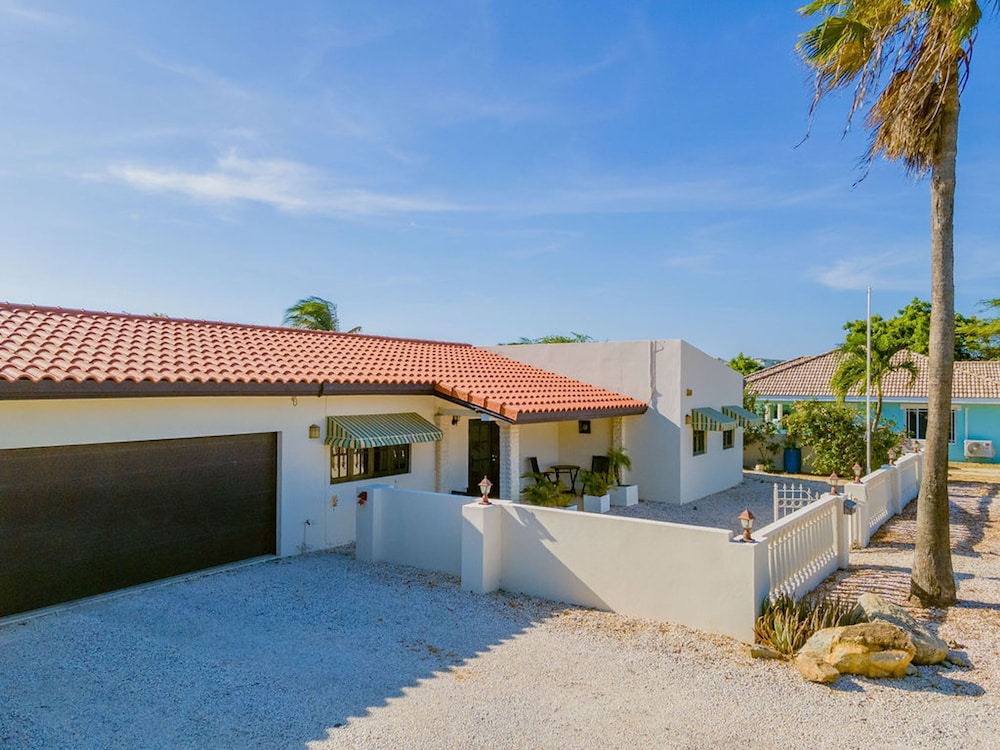 Luxurious Haven in the Heart of the Island Pool