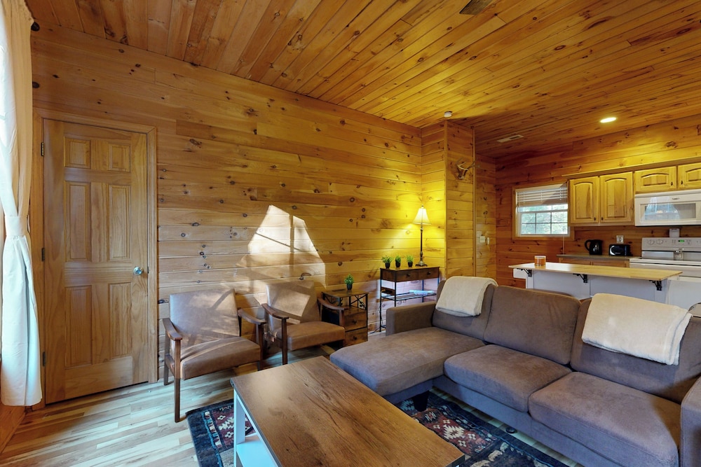 2BR House w/ A/C & Games, Close to Lake