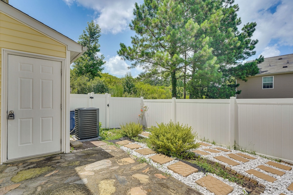 6 Mi to Dtwn Raleigh: Townhome w/ Fenced Patio!
