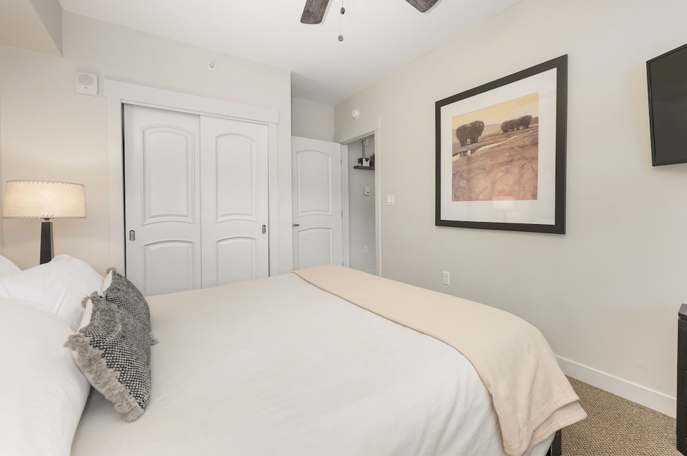 Founders Pointe 1 bedroom Condo by RedAwning