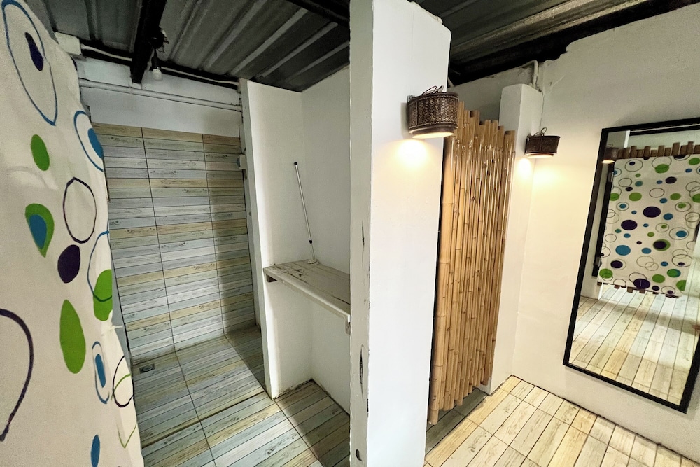 Orchid Hostel Near Bumrungrad Hospital and Nana Market
