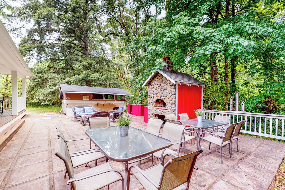 The Homested w/ Covered Deck & Views