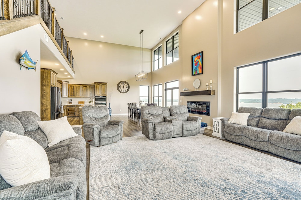 2 Mi to Lewis and Clark Lake: Spacious Getaway