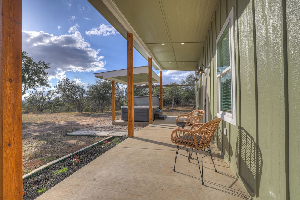 Evergreen Escape W/hot-tub 5 Min to Downtown!