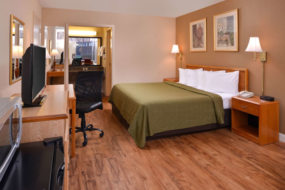 Collinsville Vacations - Quality Inn Dutch Inn - Property Image 25