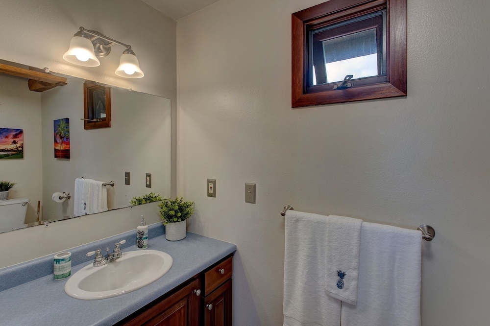 Hale Anuenue Nuku - The Rainbows End 3 Bedroom Home by RedAwning view 4