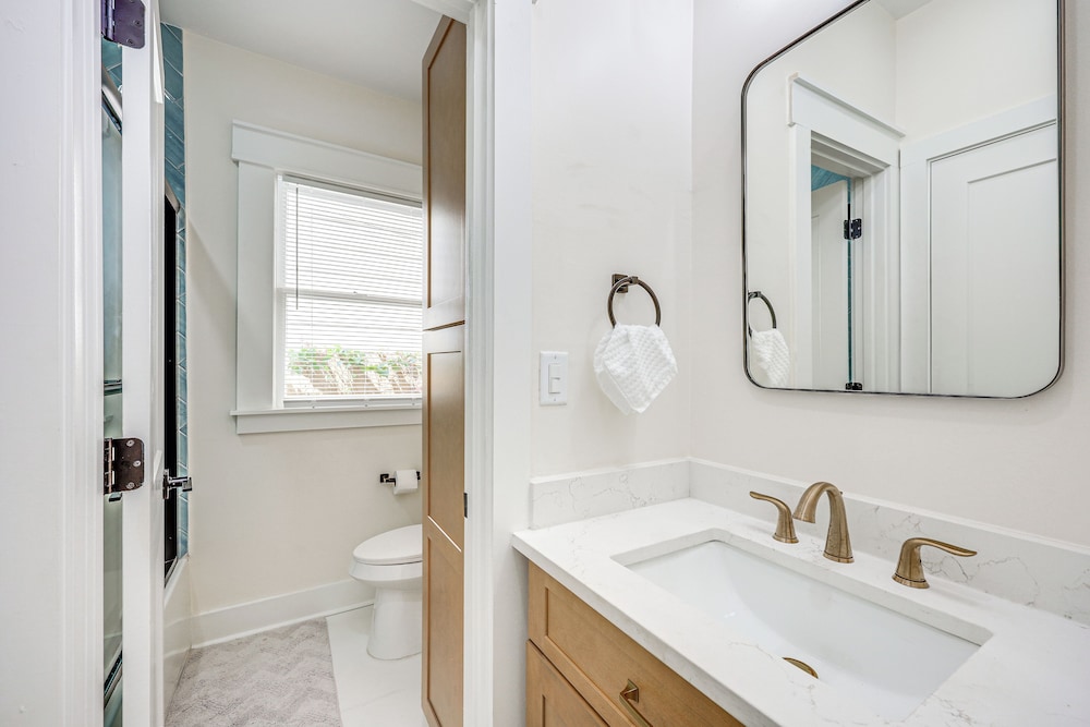 1 Mi to Dtwn: Family Home in San Antonio!