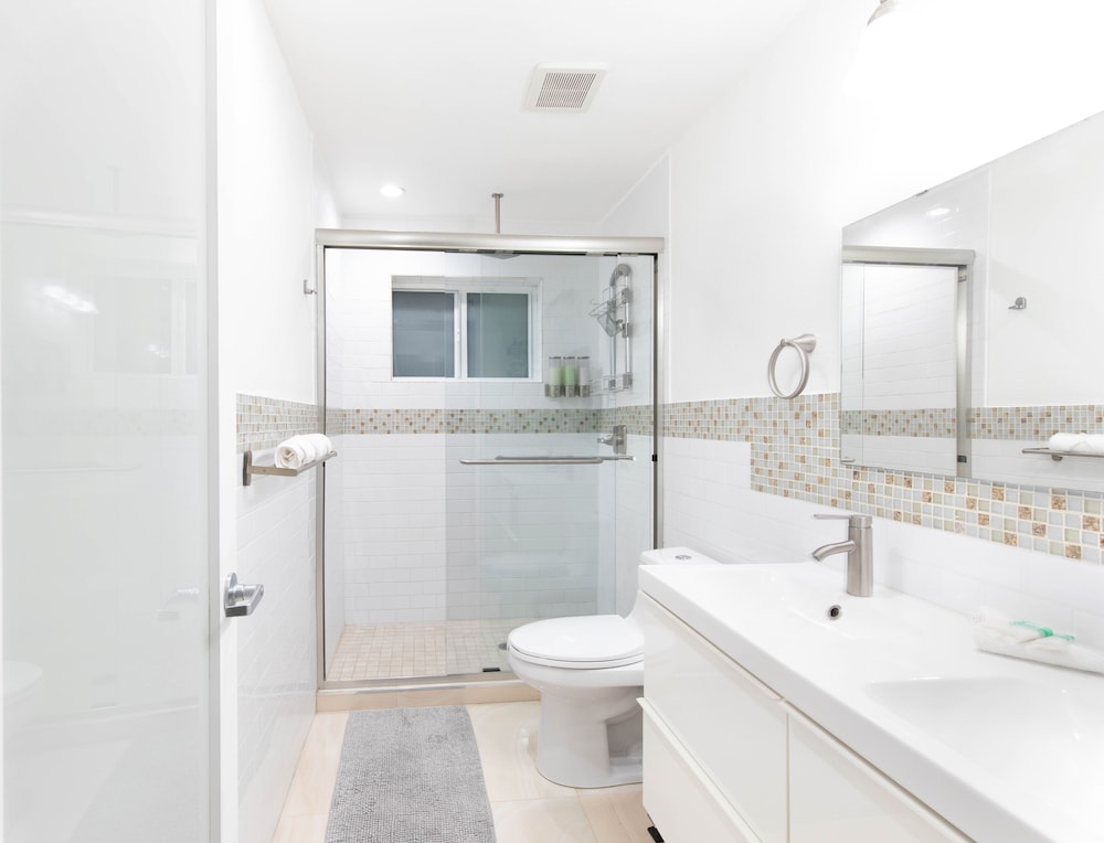 Stunning & Private 5 BDR Canal-front Home w/ Pool! - Image 3